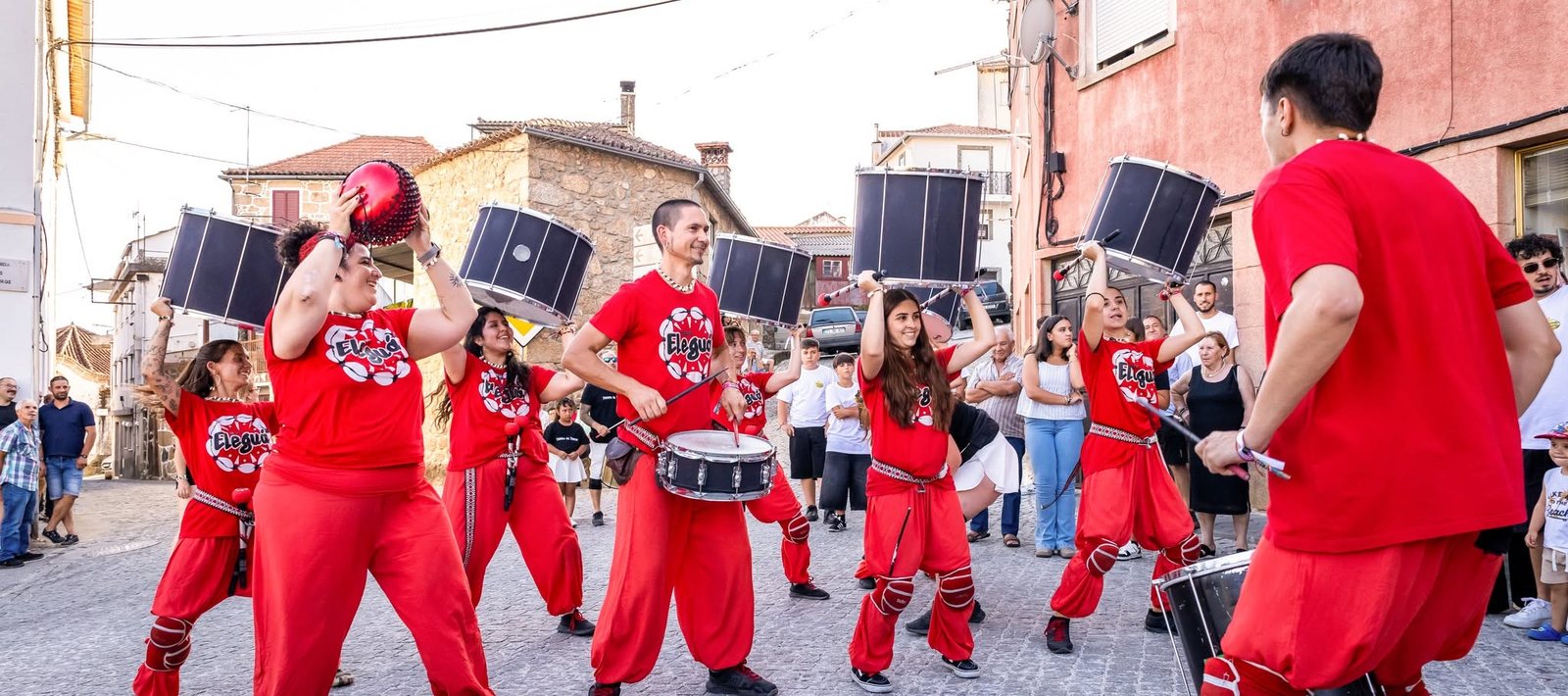 Bloco Eleguá con los surdos en alto en el BatuFest de Portugal